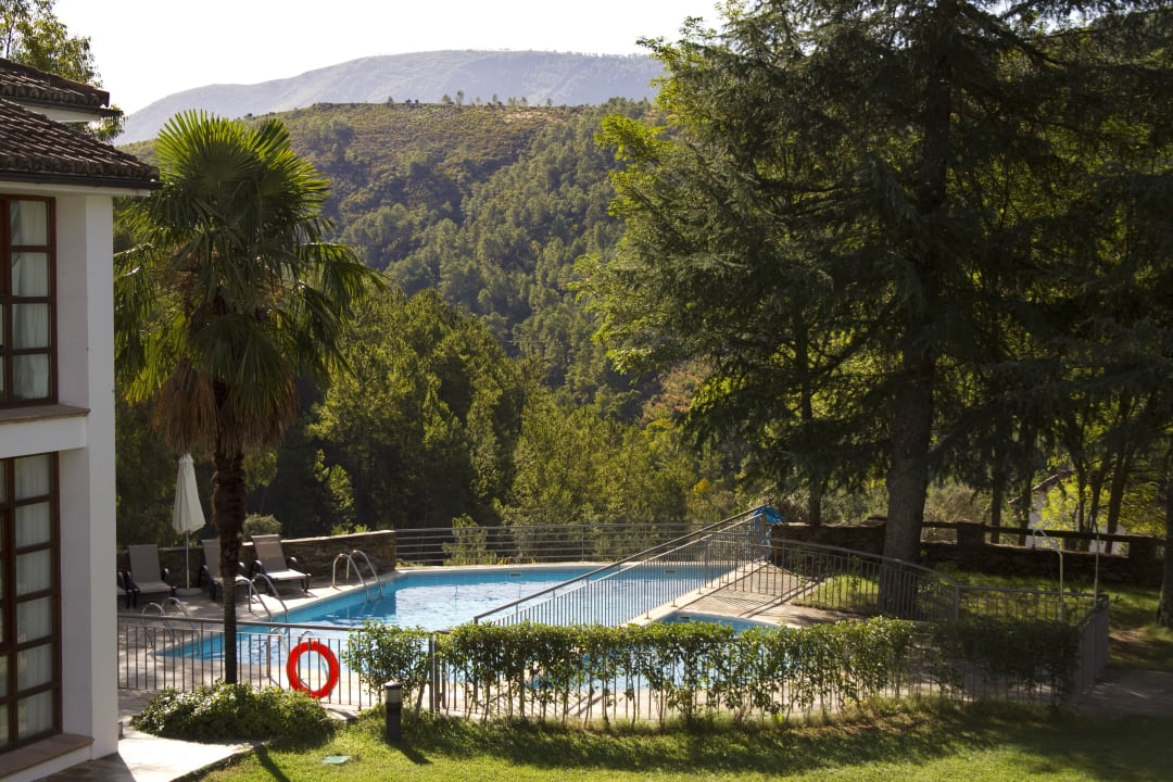 Piscina y jardín Hospederia Hurdes Reales