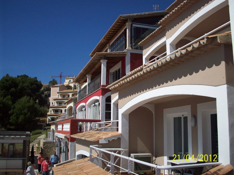 Blick vom Balkon nach rechts in die Anlage BAHÍA SUITES CAMP DE MAR