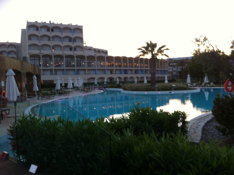 Das Hotel von der Strandseite aus Corfu Chandris Hotel and Villas