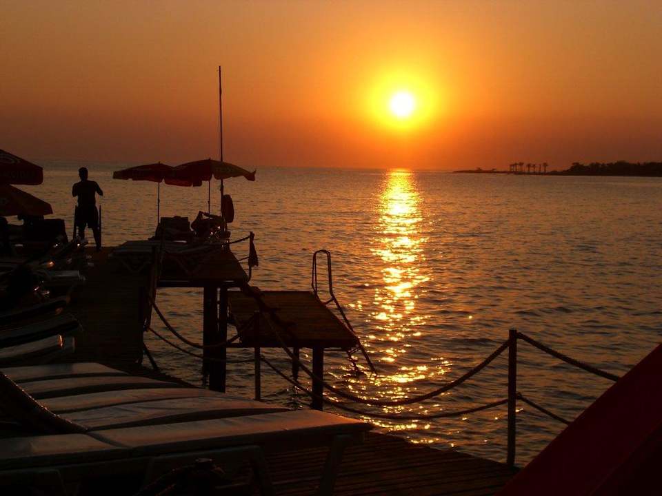 Sonnenuntergang am Steg Aska Bayview Resort