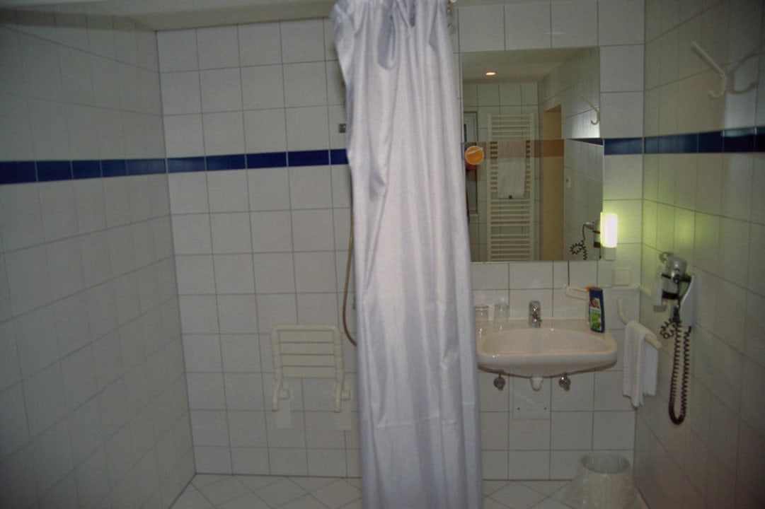 Das große Bad B&B HOTEL Fulda-Hbf