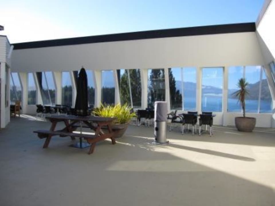 Vorplatz vor Bar Hotel Rydges Queenstown