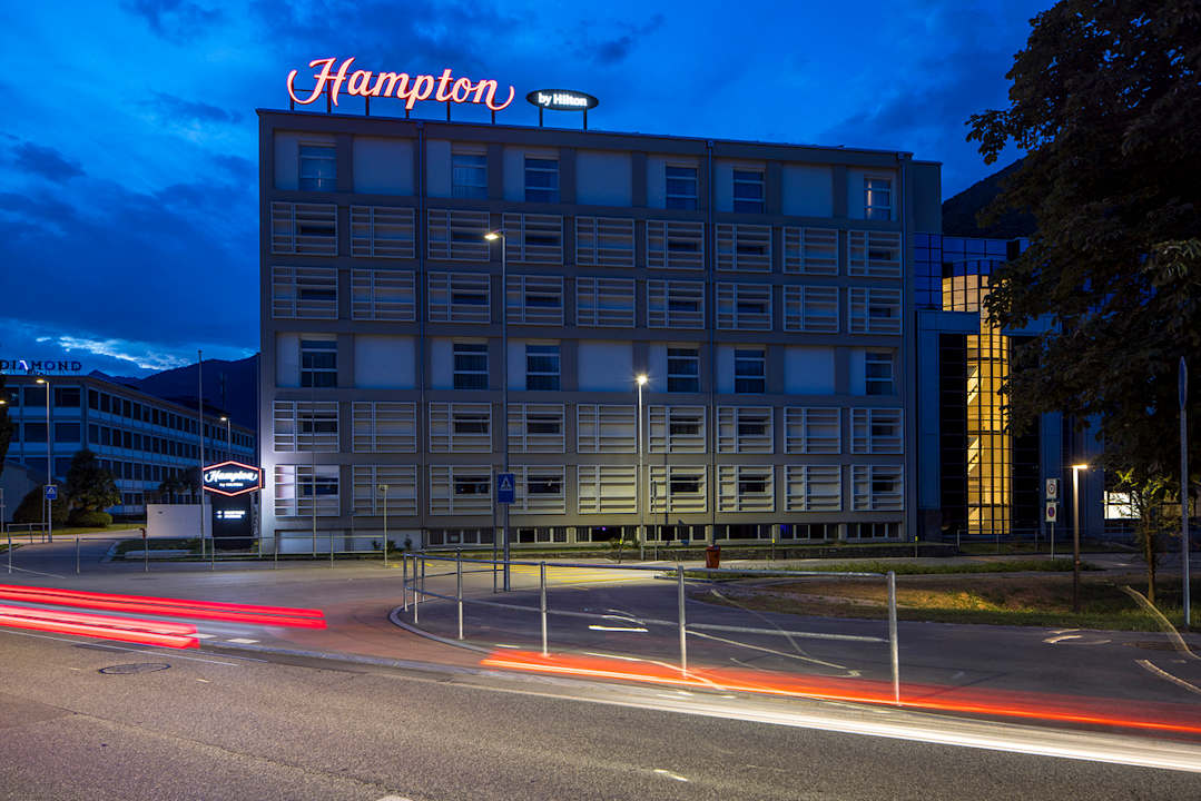 Außenansicht Hampton By Hilton Locarno
