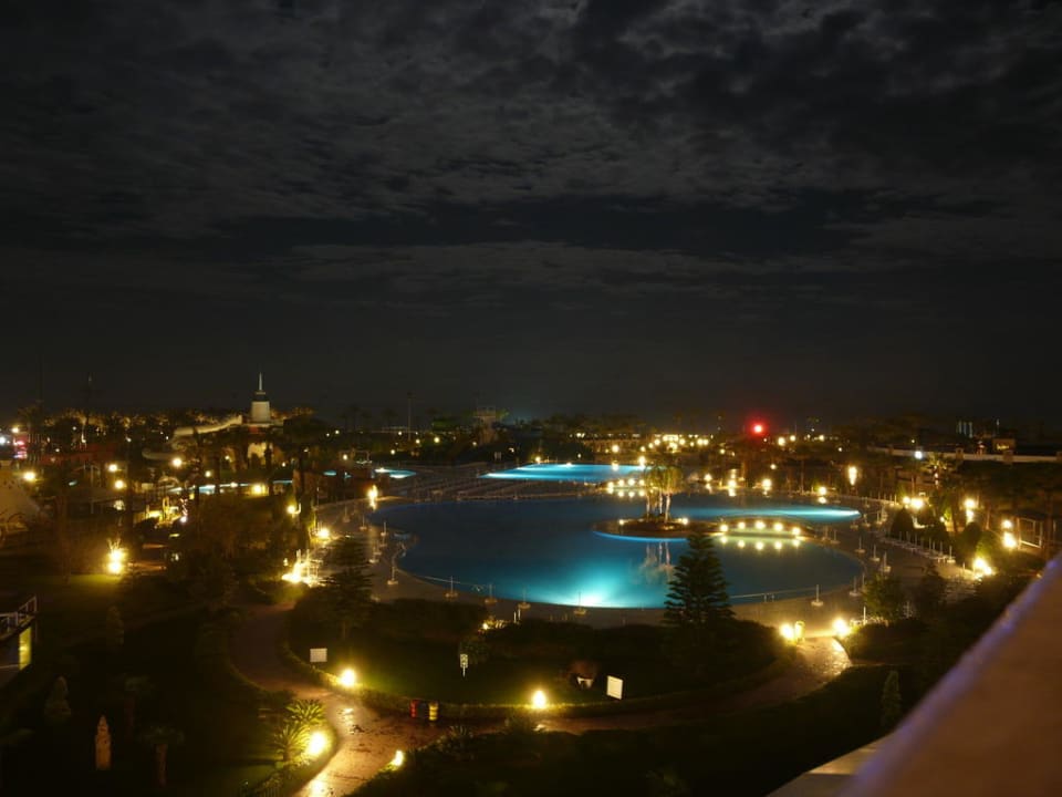 Poolanlage bei Nacht Hotel Miracle Resort