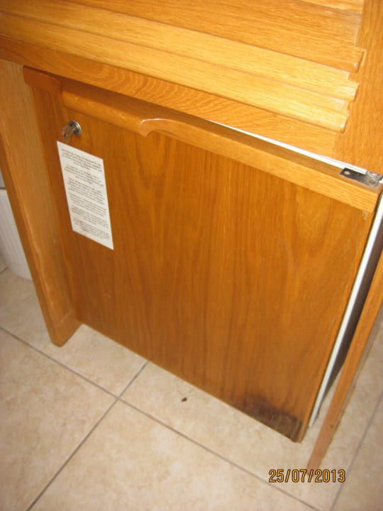 Gesplittertes Holz beim Kühlschrank, nass sowieso  Paradise Bay Resort Hotel