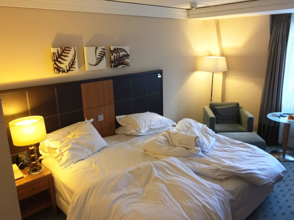 Ehemals Zweibettzimmer: Nachttisch fehlt; 2 Decken Hilton Dresden