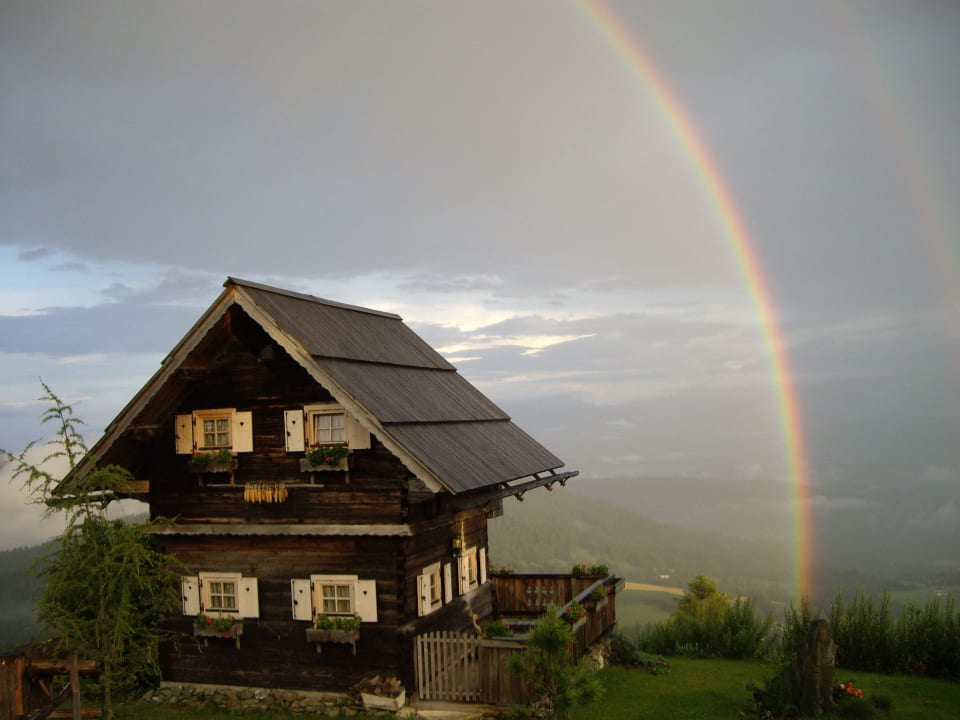 Regenbogenstimmung beim Troadkasten Gipfelhaus Magdalensberg