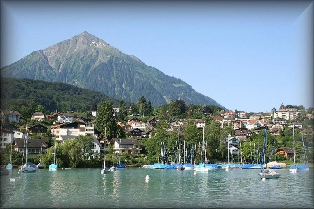 Spiezerbucht mit Niesen Hotel Aqua Welle