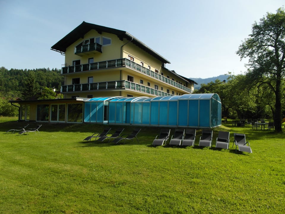 Sicht auf Pool von der Liegewiese Hotel Agathawirt