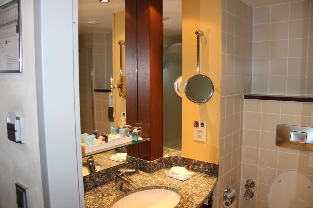 Bad Essential by Dorint Frankfurt-Niederrad