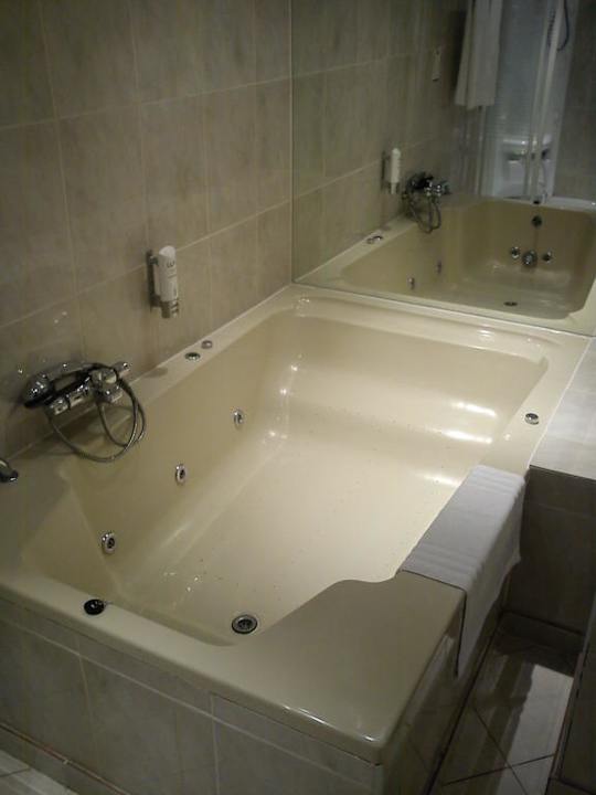 Badewanne mit Whirlpool Leonardo Hotel Charleroi City Center