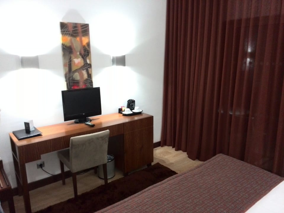 Schreibtisch mit TV und Minibar Aqua Pedra Dos Bicos Design Beach Hotel - Adults only