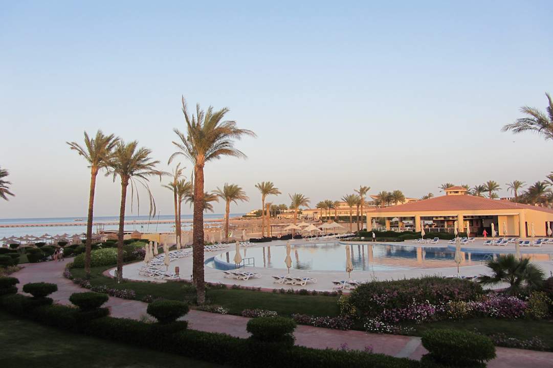 Blick vom Zimmer auf die Poolbar Cleopatra Luxury Resort Makadi Bay