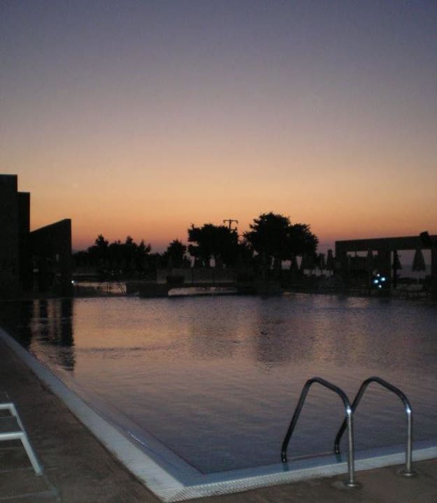 Poolanlage im Morgengrauen Atlantica Mikri Poli Kos