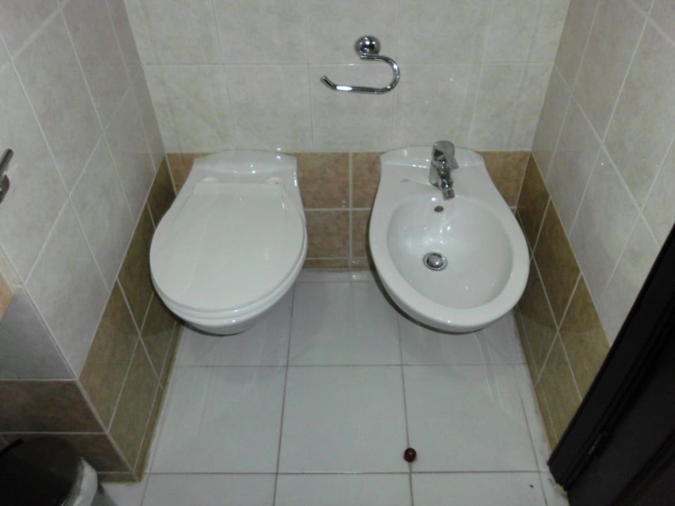 Wenig Platz zwischen Klo und Bidet Hotel Imperial Palace