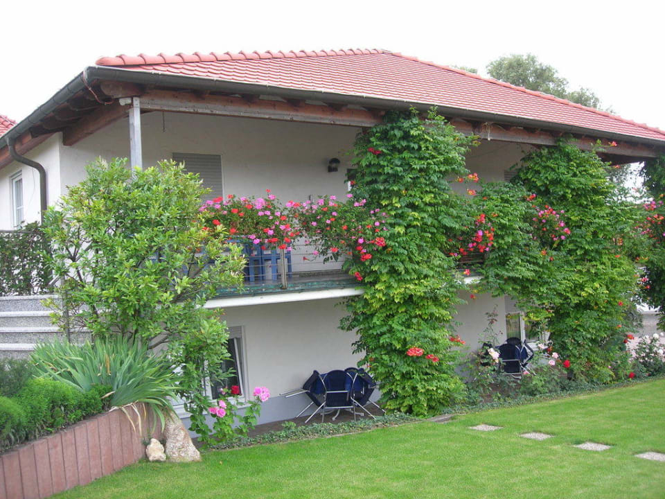 Ansicht vom Garten Gästehaus Weingut Schloßhof Mühlmichel