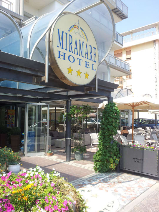 Das Hotel macht  hat eher unscheinbaren Eindruck Hotel Miramare