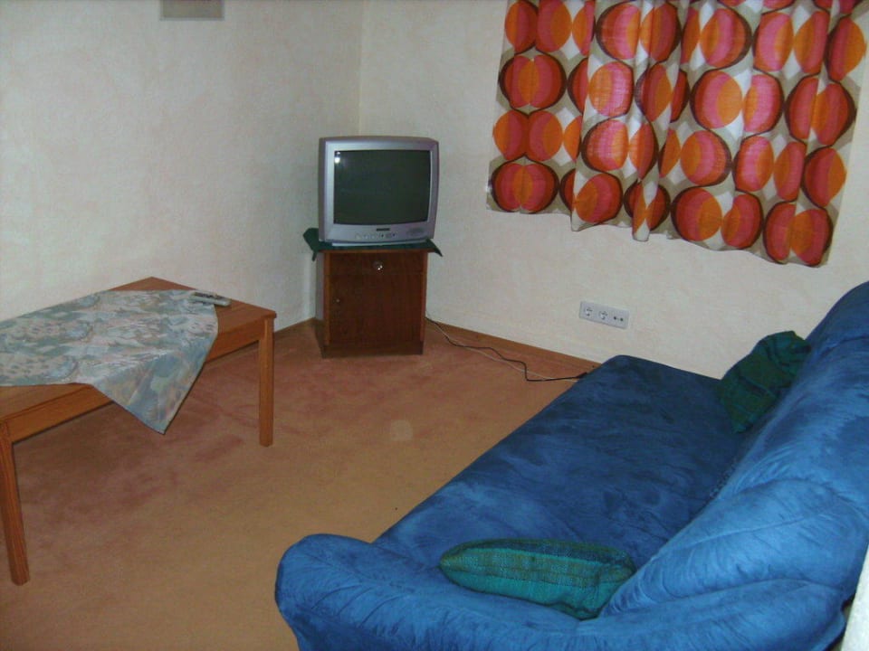 Wohnraum mit Couch und Fernseher Hotel Pfeiffermühle
