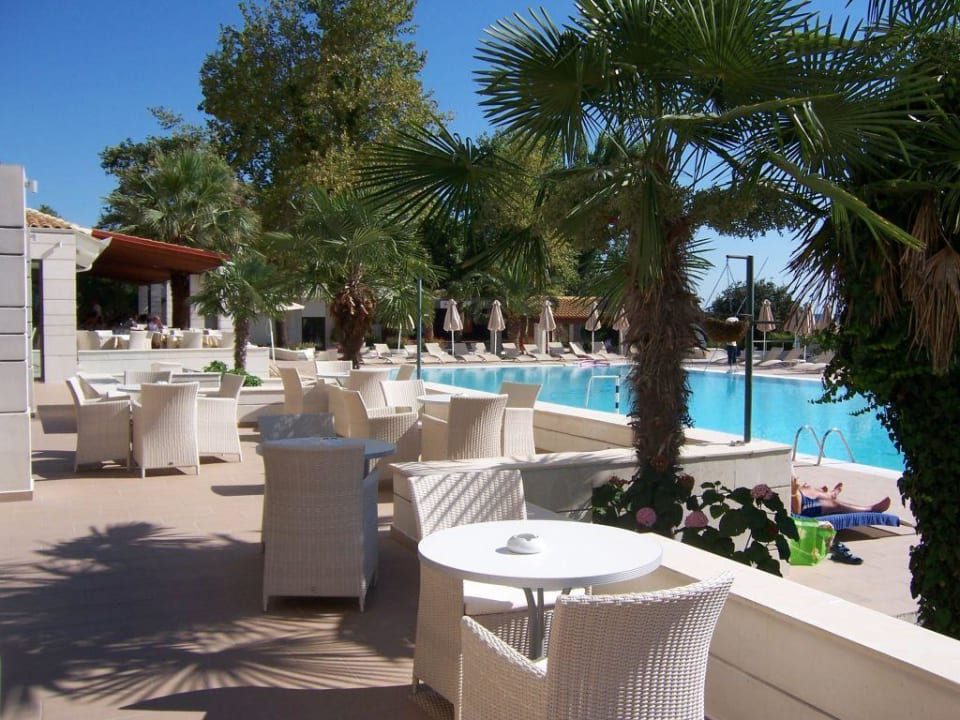 Lobby und Hotelrestaurant im Freien Olympian Bay Grand Resort