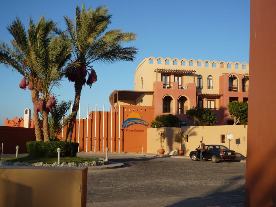 Vorderansicht vom Ocean View mit Busstop Hotel Three Corners Ocean View prestige - Adults only