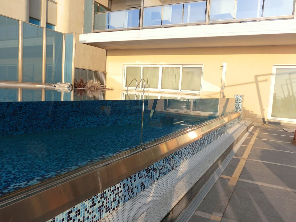 Der Swimmingpool mit Glasfront  Hotel Columbus