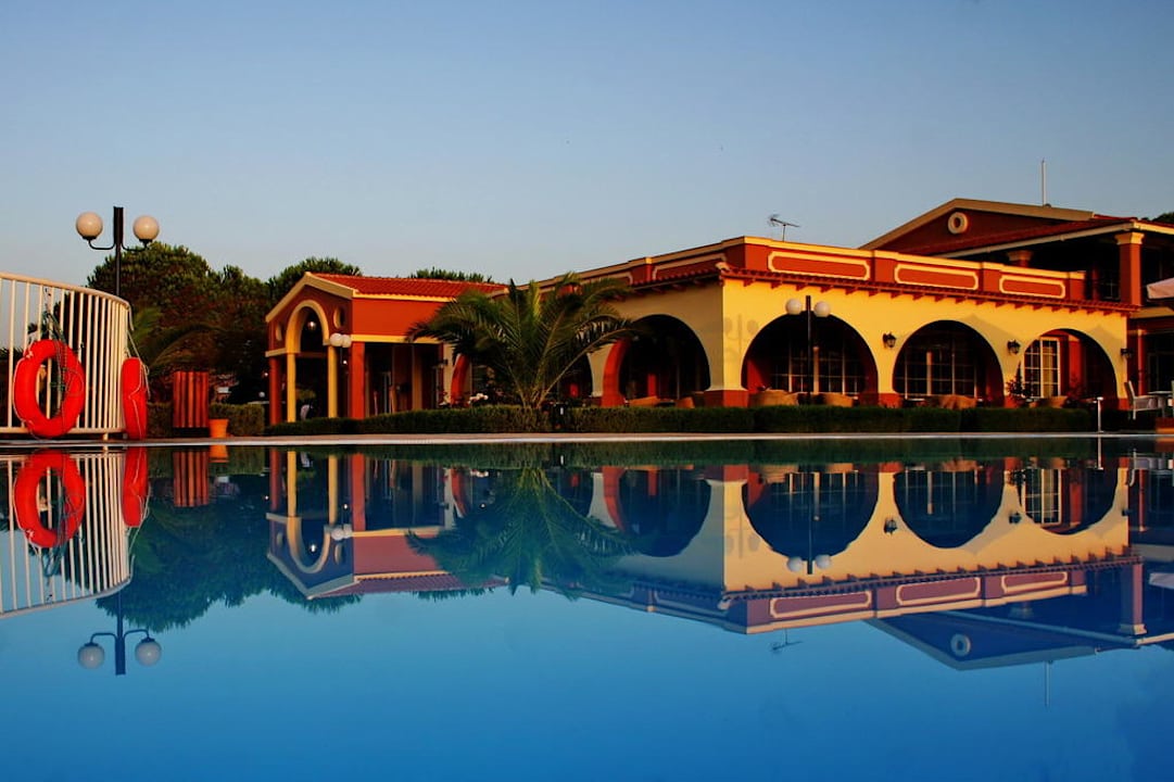Hauptgebäude und Pool am Morgen Capo Di Corfu  (Im Umbau/Renovierung)