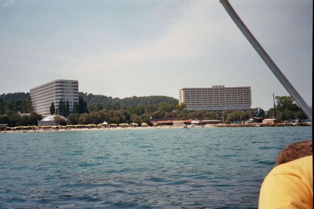 Athos vom Wasser aus Hotel Athos Palace