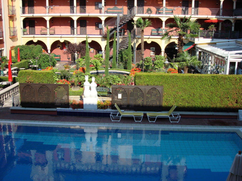 Pool in der Gartenanlage Hotel Castillo Alcazar Europa-Park