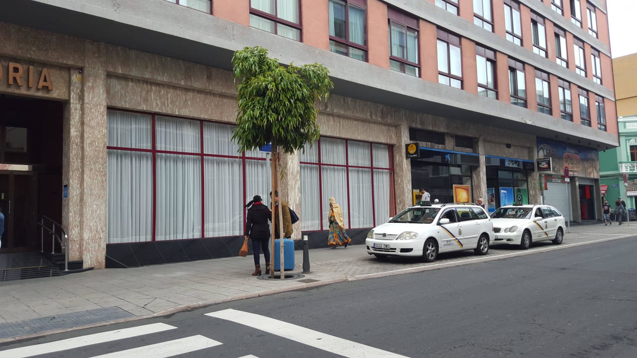 Taxi gefällig, zum Airport ca. 30€ Bull Astoria