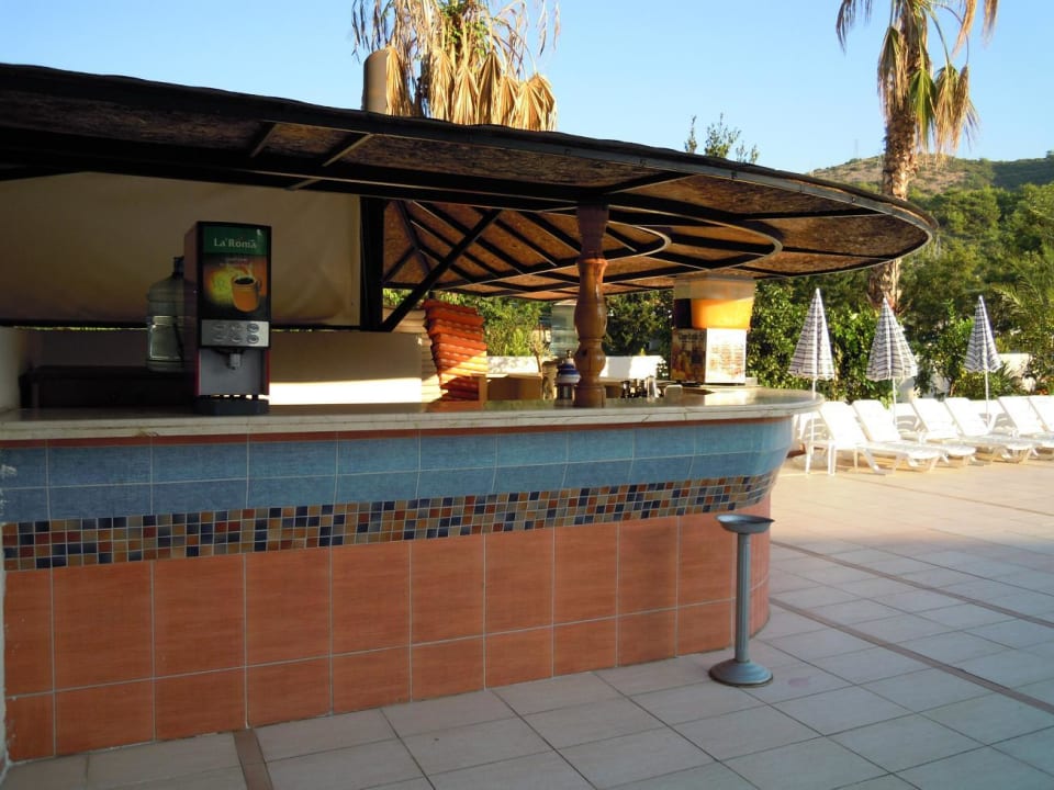 Bar przy basenie Club Hotel Mirabell