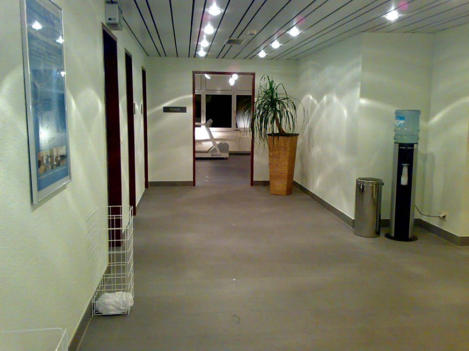 geradeaus Fitnessbereich NH Dresden Neustadt