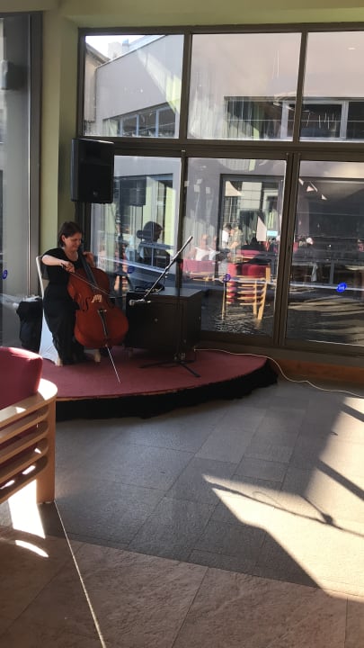 Kuchen und Kaffee mit Musik  Limak Lara Deluxe Hotel & Resort