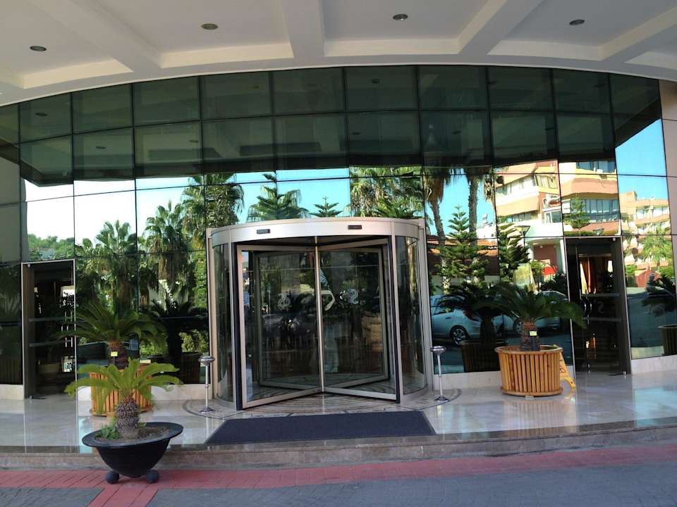 Eingang Saphir Resort & Spa