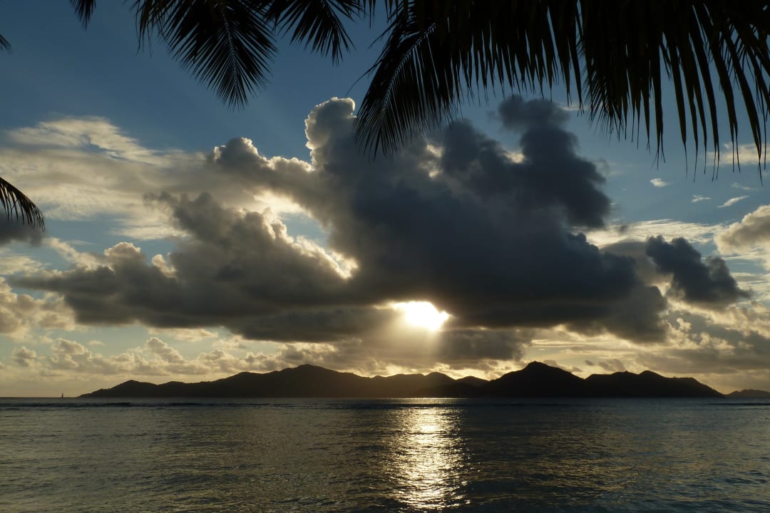 Sonnenuntergang hinter Praslin La Digue Island Lodge
