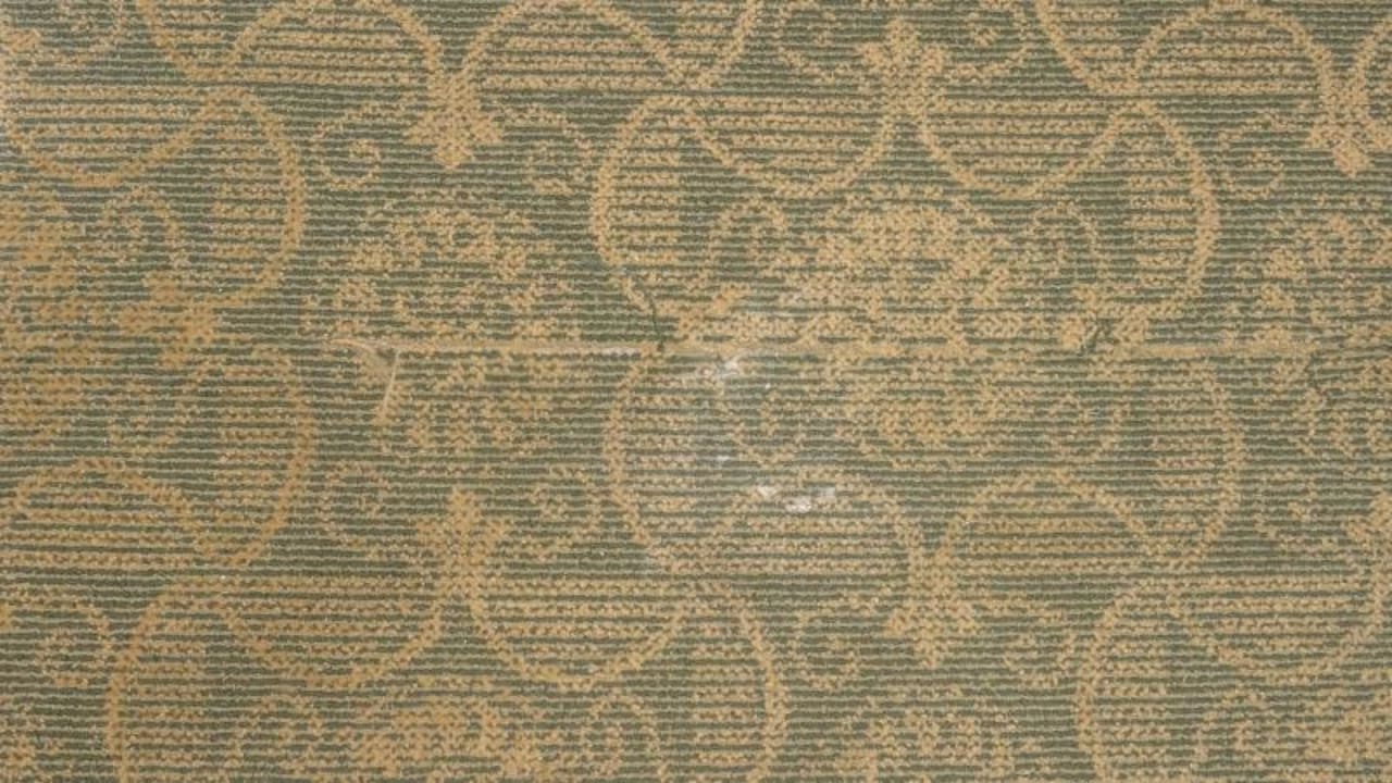 Alter, fleckiger Teppich Sandals Royal Bahamian