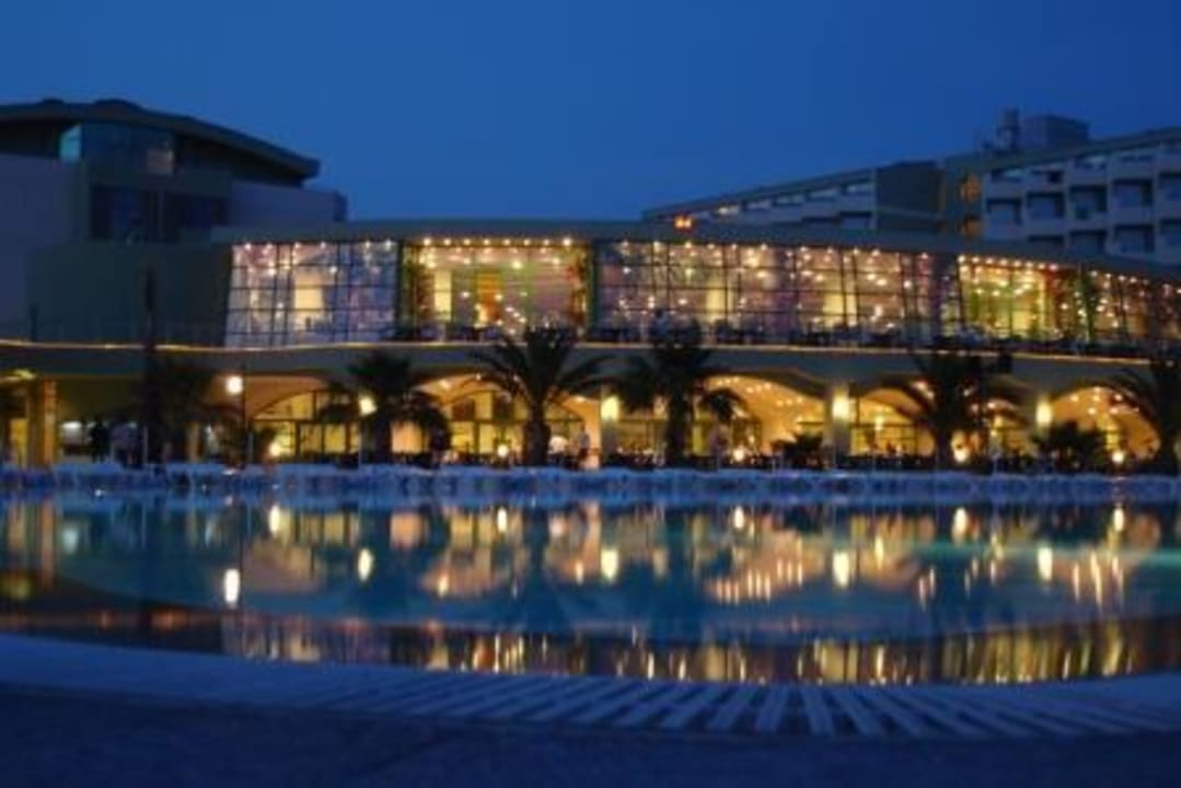 Abendaufnahme Pool VONRESORT Golden Coast