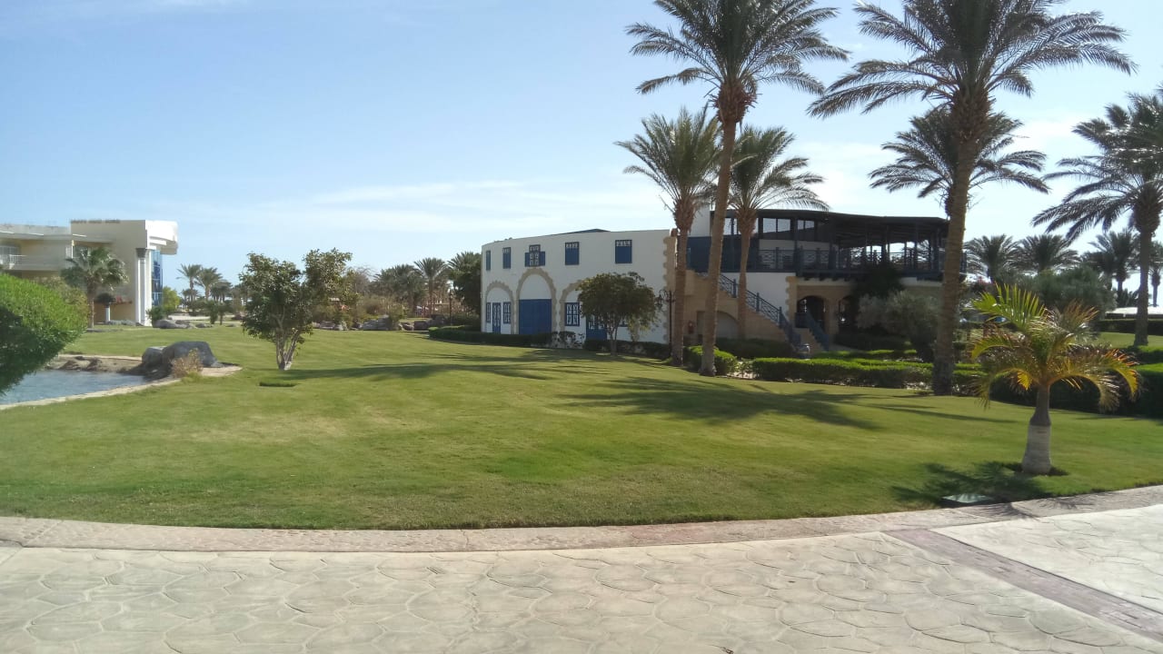 Gartenanlage mit griechischem Restaurant Palm Royale Resort - Soma Bay