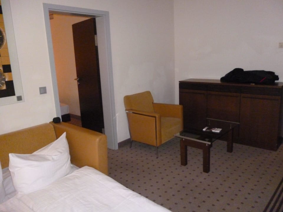 Sessel mit Tisch Essential by Dorint Frankfurt-Niederrad