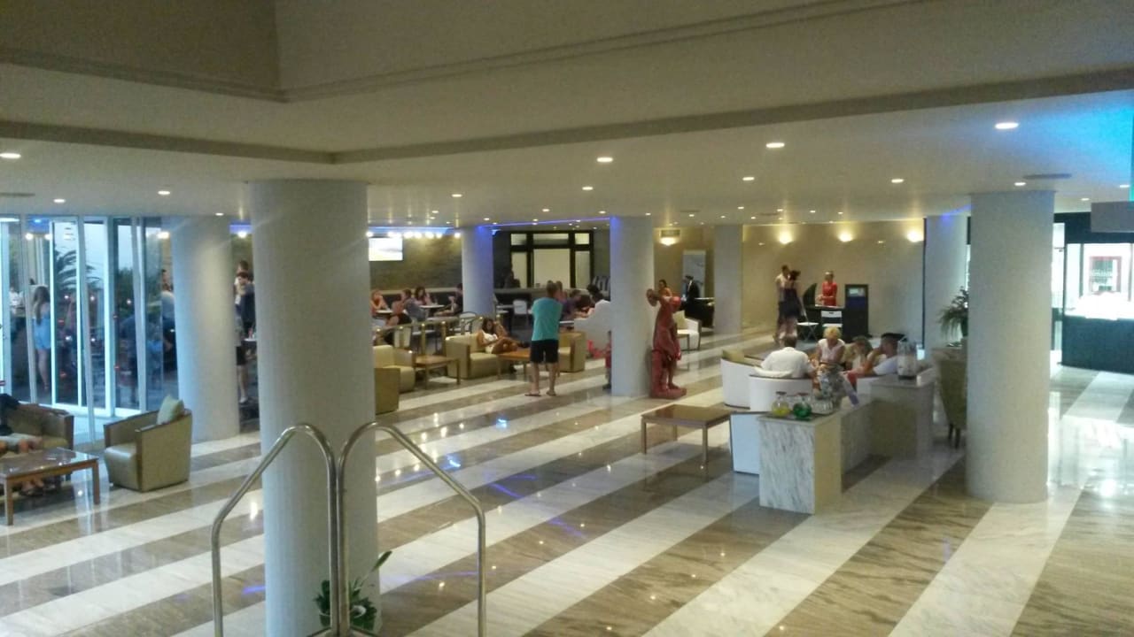 Lobby mit Bar und Sitzmöglichkeiten Santa Marina Beach