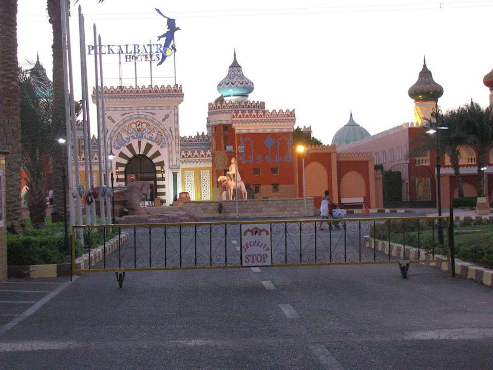 Вход в отель Pickalbatros Alf Leila Wa Leila Resort - Neverland Hurghada