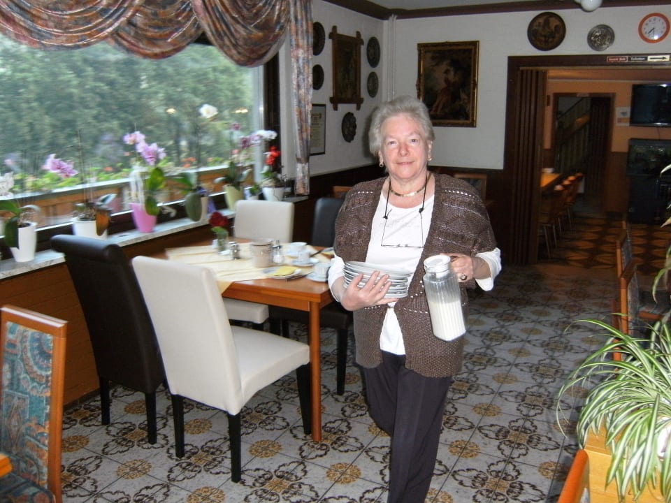 Seniorwirtin in Aktion Hotel Gasthof Zur Krone