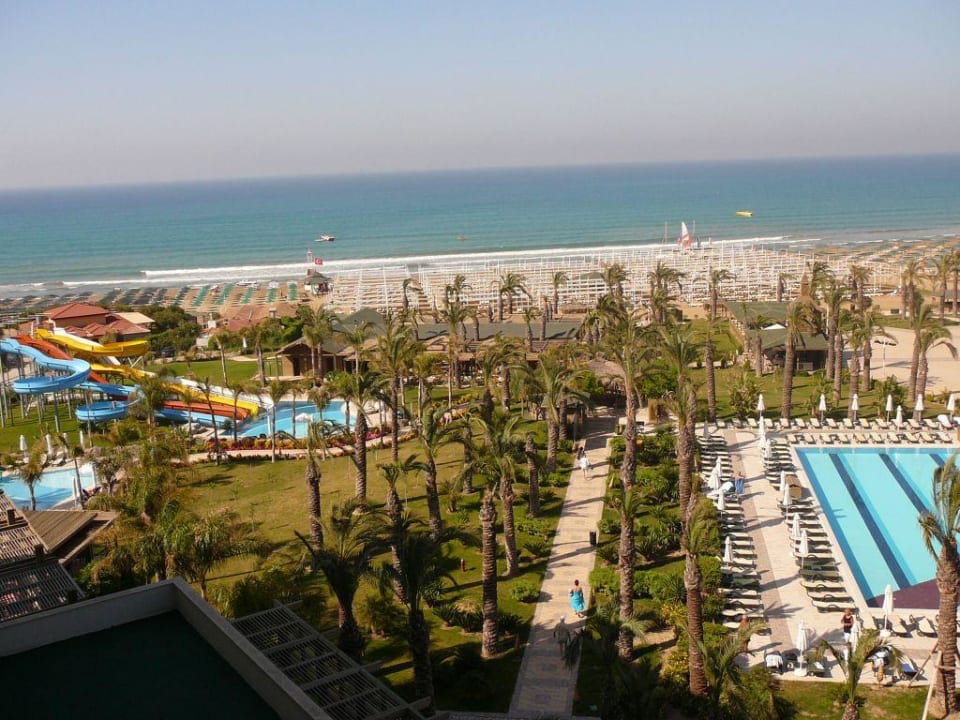 Pool-Landschaft  und Meer im Hintergrund; Sunis Kumköy Beach Resort Hotel & Spa