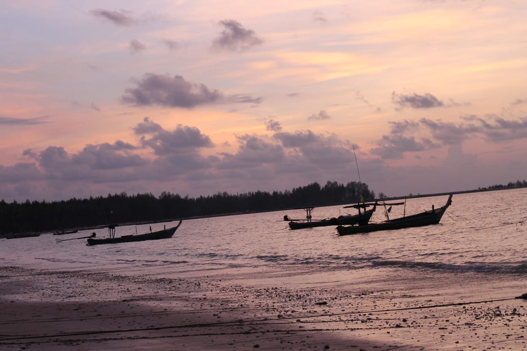 Links vom Hotel : Longtailboote  Kantary Beach Hotel - KHAO LAK