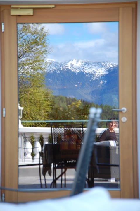 Tür als Spiegel auf die Terrasse Parkhotel Holzerhof