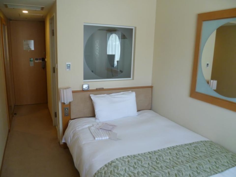 Blick Richtung Tür und Bad Hotel Sunroute Plaza Shinjuku