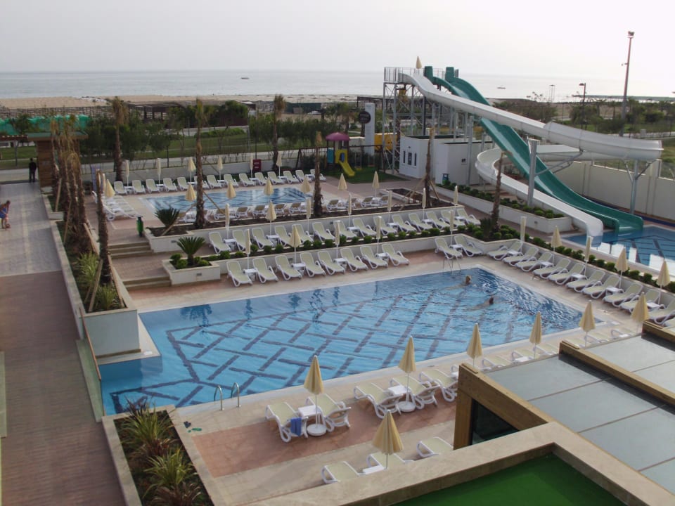 Beheizter Pool im Hintergrund Rutsche Sentido Trendy Verbena Beach