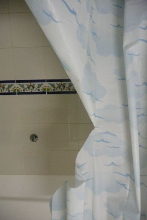 Rideau de la douche déchiré  Hotel Club Acquaviva