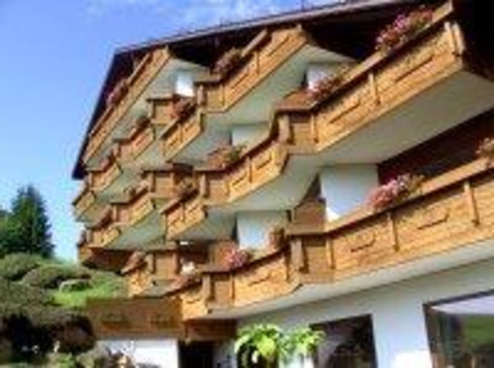 Frontseite des Hotel mit seinen Balkonen Landhotel Magdalenenhof