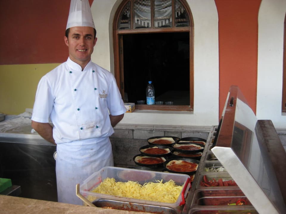 Pizzabäcker im Garten Papillon Belvil