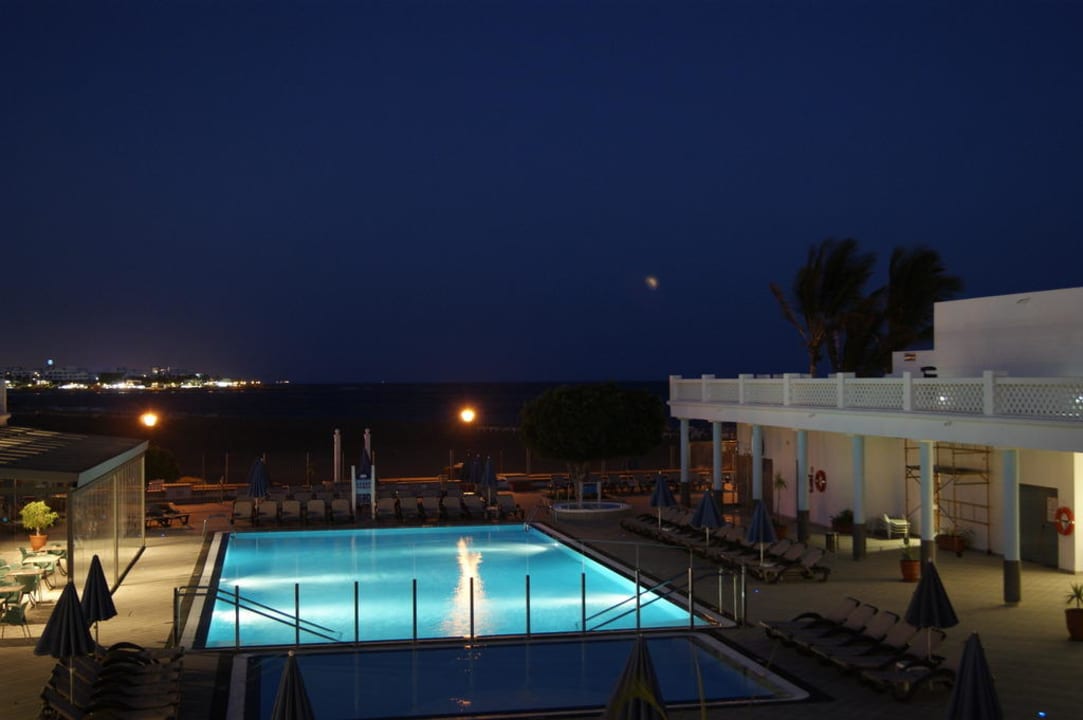 Poolanlage bei Nacht Hotel Las Costas